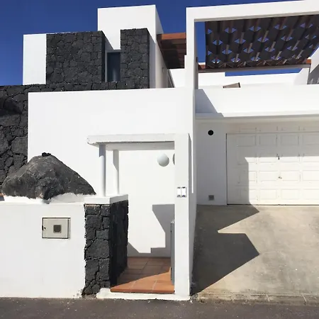 فيلة Famara By Villalia